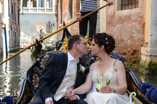Küssendes Ehepaar in venezianischer Gondel.