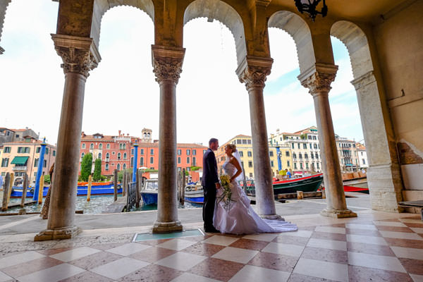 Braut und Bräutigam im Standesamt von Venedig.