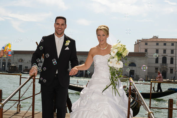 Hochzeitsfoto vor der Kulisse Venedigs.