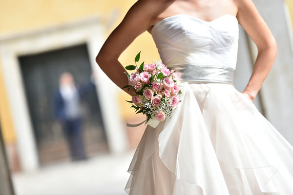 Brautkleid und Hochzeitsblumenstrauß