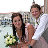 frisch gebackenes Ehepaar auf der Balkon der Standesamtes in Venedig
