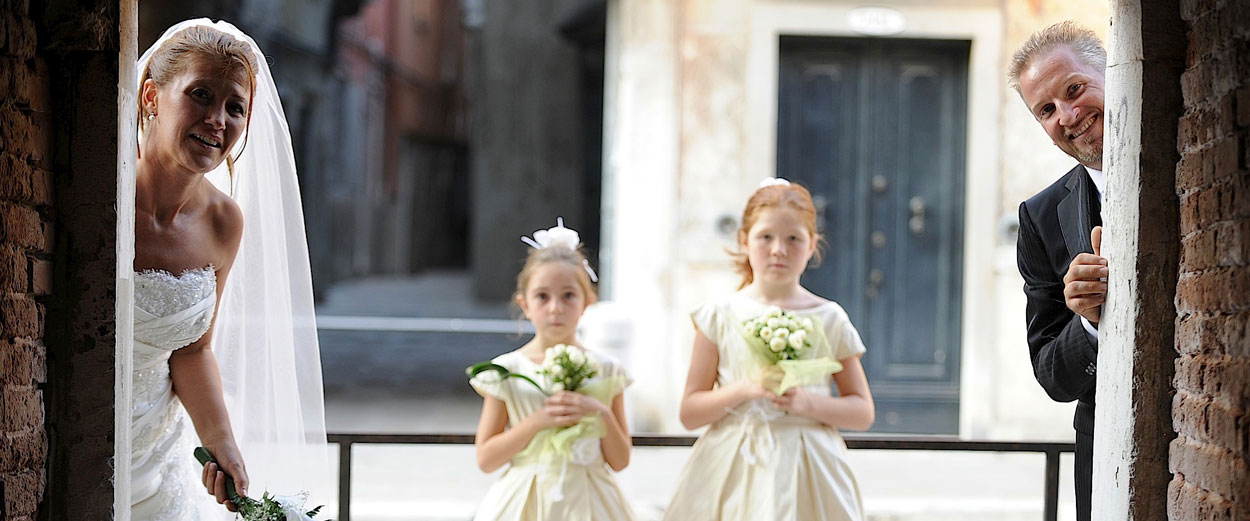 Brautpaar mit Blumenkindern