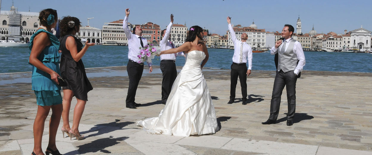 Hochzeitsgesellschaft am Canal Grande